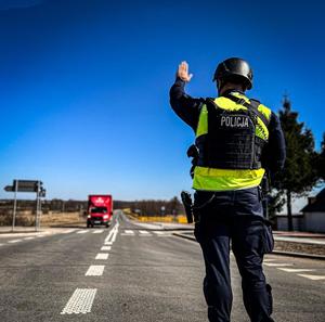 policjant zatrzymuje pojazd do kontroli