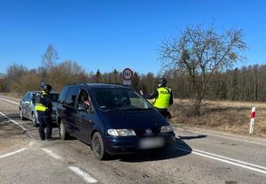 policjanci przeprowadzają kontrolę drogową pojazdu