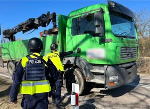 policjanci stoją przy samochodzie