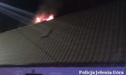płonący komin budynku