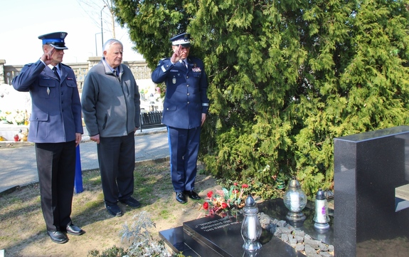 Komendant Wojewódzki Policji w Opolu nadinsp. dr Rafał Kochańczyk wspólnie z Komendantem Powiatowym Policji w Kędzierzynie-Koźlu podinsp. Hubertem Adamkiem oraz rodziną insp. PP Wiktora Ludwikowskiego oddają hołd zmarłemu