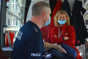 policjant siedzi obok pielęgniarki