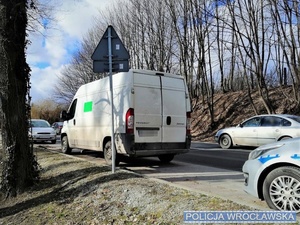 bus stojący na poboczu oraz inne samochody