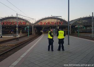 dwaj policjanci podczas patrolu na dworcu kolejowym