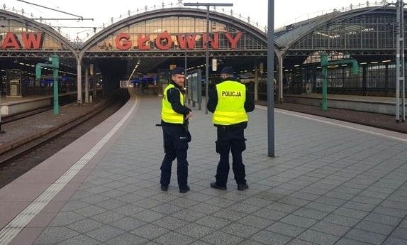 dwaj policjanci podczas patrolu na dworcu kolejowym