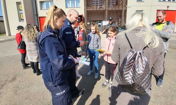 dwaj policjanci z dziećmi