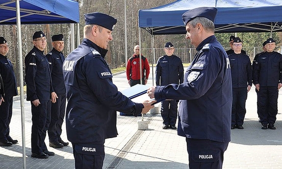 I Zastępca Komendanta Głównego Policji nadinsp. Dariusz Augustyniak przekazuje symboliczny klucz do obiektu Komendantowi Szkoły Policji w Katowicach insp. Jarosławowi Gałuszce