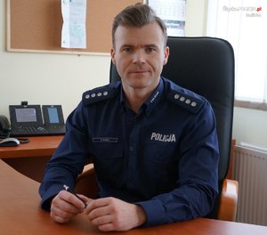Komendant raciborskiej Policji nadkomisarz Marek Ryszka siedzi przy biurku