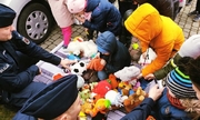 policjanci rozdają dzieciom z Ukrainy pluszaki i zabawki