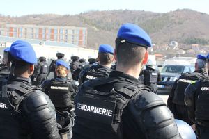 policjanci ćwiczą w Kosowie