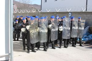 policjanci ćwiczą w Kosowie