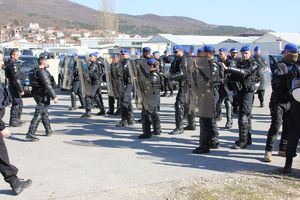 policjanci ćwiczą w Kosowie