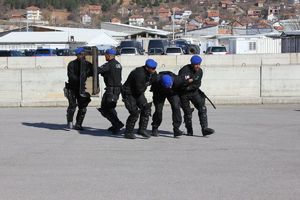 policjanci ćwiczą w Kosowie