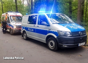 Radiowóz Policji i karetka pogotowia