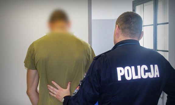 Umundurowany policjant z zatrzymanym