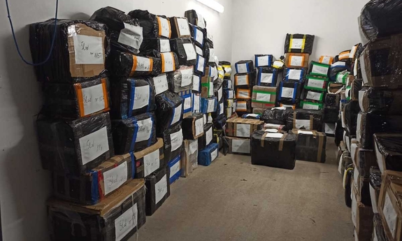 zabezpieczone kartony z anabolikami w garażu