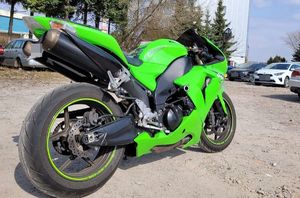 motocykl w kolorze zielonym