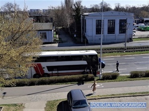 Autobus stojący na jezdni