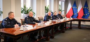 Pięcioro umundurowanych oficerów Policji siedzących za stołem