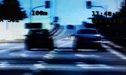 Widok ekranu video rejestratora, samochód wyprzedzający inny samochód