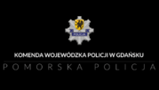 Policyjna odznaka na środku, pod spodem biały napis na czarnym tle: Komenda Wojewódzka Policji w Gdańsku, pod spodem: Pomorska Policja.