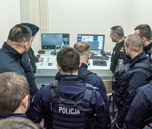 policjanci przygotowują się do ćwiczeń