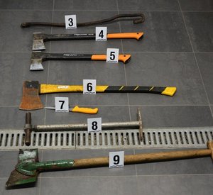 Siekiery, nóż oraz pręt zabezpieczone przez policjantów