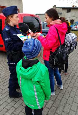 Zdjęcie przedstawia policjantkę rozmawiającą z kobietą z Ukrainy