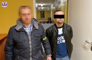 policjant z zatrzymanym mężczyzną