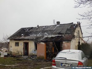 zdjęcie spalonego domu jednorodzinnego
