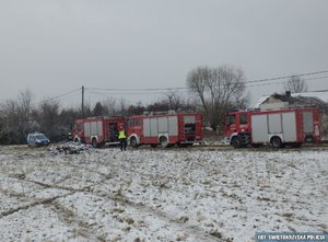 trzy wozy strażackie i radiowóz policyjny