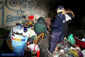 policjanci w pomieszczeniu,  w którym zebrali się bezdomni