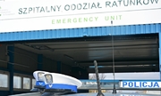 Radiowóz pod szpitalem, na dachu dwie czapli policjantów WRD, widoczny napis Szpitalny Oddział Ratunkowy