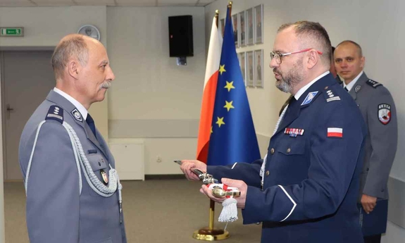 insp. Dariusz Krzesicki oraz Komendant Wojewódzki Policji zs. w Radomiu insp. Waldemar Wołowiec trzymający szablę w rękach