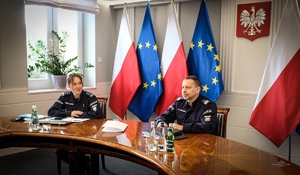 Zastępca Komendanta Głównego Policji, nadinsp. Paweł Dobrodziej i Dyrektor Biura Międzynarodowej Współpracy Policji KGP, insp. Paulina Filipowiak podczas wideokonferencji siedzią przy owalnym stole