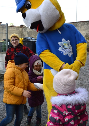 dzieci bawiące się z policusiem maskotka opolskiej policji