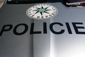 napis Policie na masce samochodu