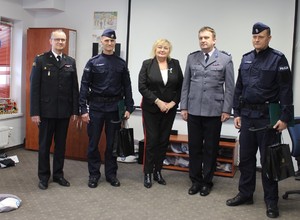 Komendant Państwowej Straży Pożarnej w Inowrocławiu , Starosta Inowrocławski, Zastępca Komendanta Powiatowego Policji w Inowrocławiu i dwóch policjantów pozuje do zdjęcia