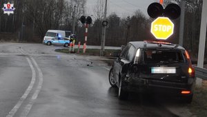 uszkodzony samochód marki Volvo, w tle przejazd kolejowy i radiowóz