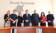 Wyróżnione osoby w towarzystwie Komendanta Powiatowego Policji w Będzinie oraz Starosty Będzińskiego