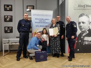 trzej policjanci, dziewczynka, ojciec dziewczynki i kobieta