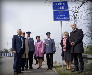 policjanci i osoby cywilne na moście imienia Inspektora Policji Państwowej Wiktor Gustawa Ludwikowskiego