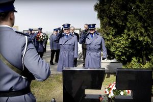 policjanci na cmentarzu przed grobem Inspektora Policji Państwowej Wiktora Gustawa Ludwikowskiego