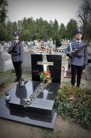 dwaj policjanci na honorowej warcie  przy grobie Inspektora Policji Państwowej Wiktora Gustawa Ludwikowskiego