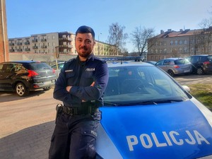 policjant przy radiowozie