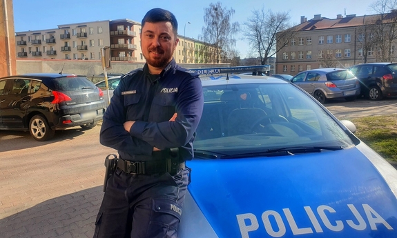 policjant przy radiowozie