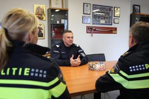 niderlandzcy policjanci przy stole naprzeciwko nich polski policjant