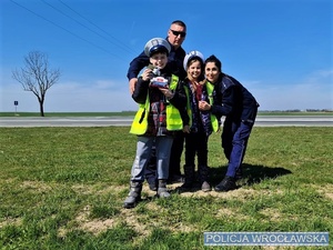 wspólne zdjęcia rodziny z policjantami którzy udzielili im pomocy