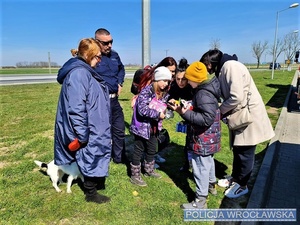 wspólne zdjęcia rodziny z policjantami którzy udzielili im pomocy