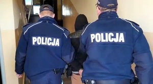dwaj policjanci z zatrzymanym